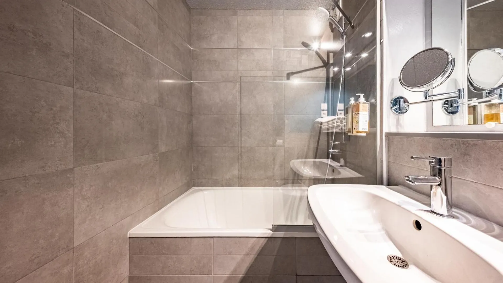 Greet Hotel Massieux Lyon Nord 3*,